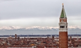 Der Campanile und die Alpen im Hintergrund.